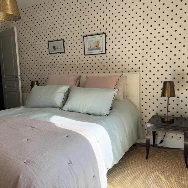 La Villa des Marronniers Grand Large Bedroom, Hotel in Ouistreham