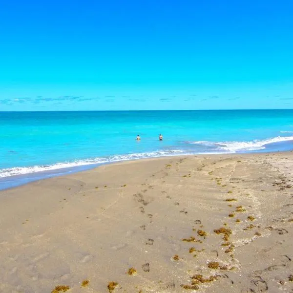 Private Beach Resort Condo, Hutchinson Island, FL, hotel sa Fort Pierce