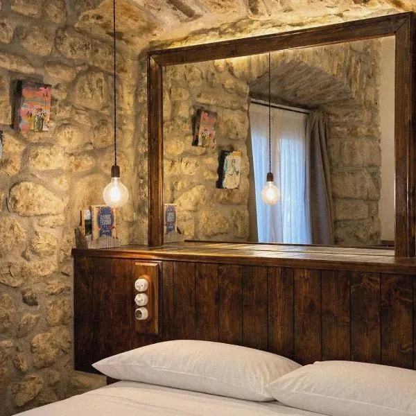 Apartamentos El Capitan, хотел в Потес