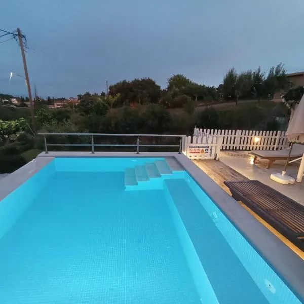 Summer House in Corfu Town, hotel en Mantoúkion