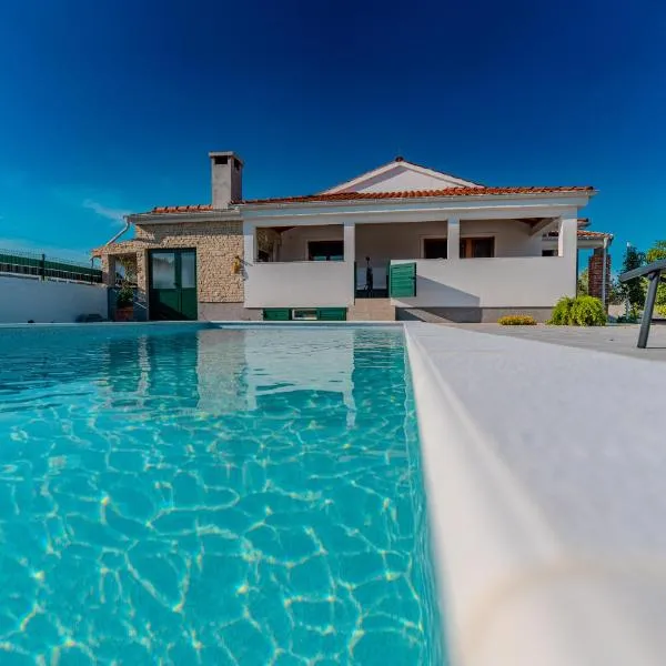 Mediterranean Oasis Villa with Private Pool & Summer Kitchen – hotel w Biogradzie na Moru