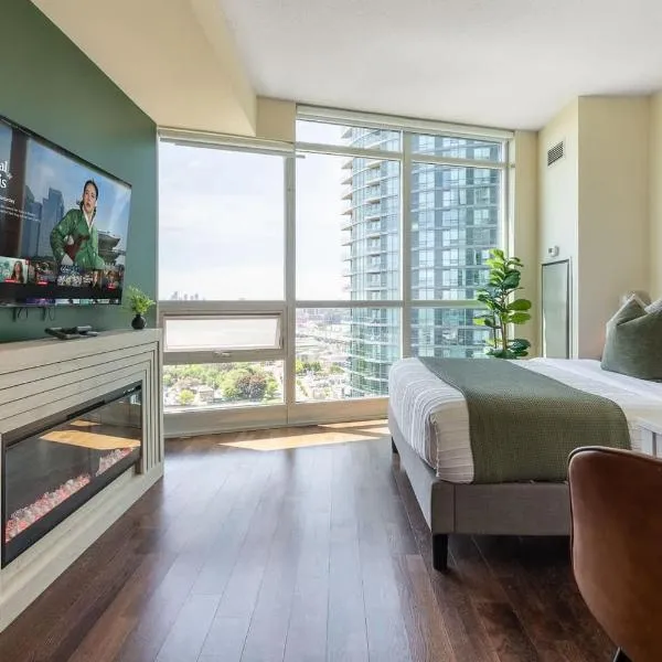 Sleek studio in Fort York walk to lake & Liberty, hotel din Toronto