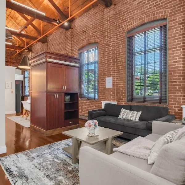 Jennifer's Historic Riverfront Loft Private Patio, hotel em Providence