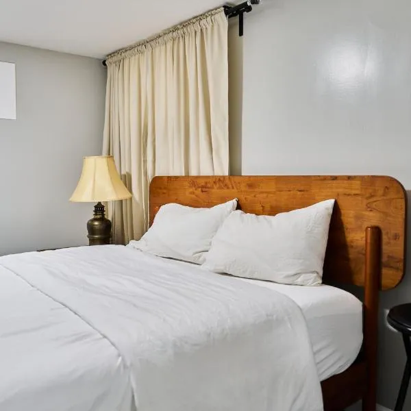 Joynest Haven - 1 bedroom with kitchen, mini living room, private entry, hotel sa Newark