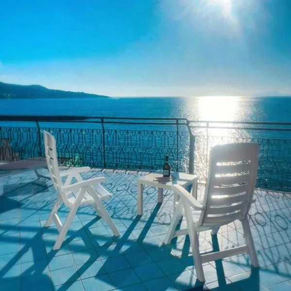 Seaside Dream View-Private Beachfront Terrace, hotel en Meta