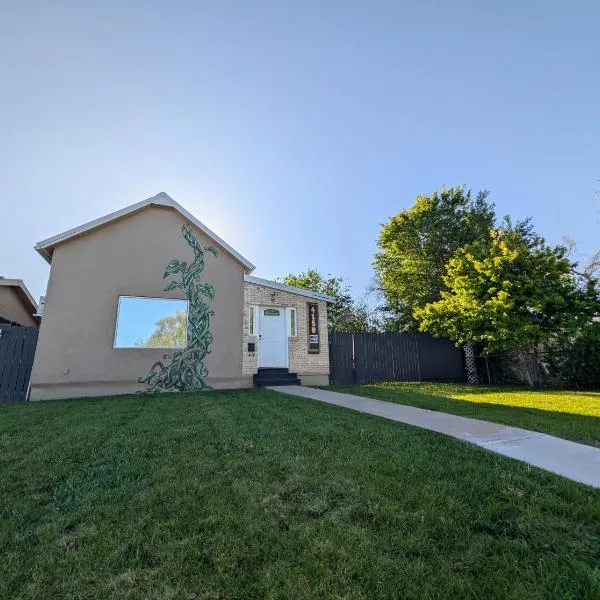Denver Oasis 5BR Home with Hot Tub, Sleeps 16, hotel en Denver