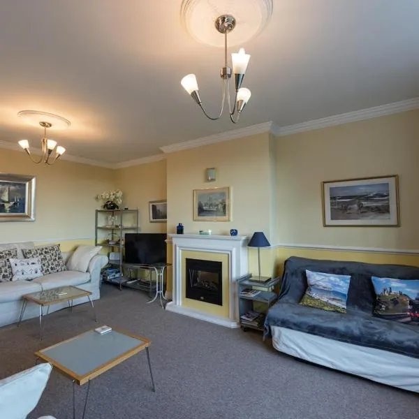Spacious 2 bedroom apartment in Swanage centre، فندق في سواناج
