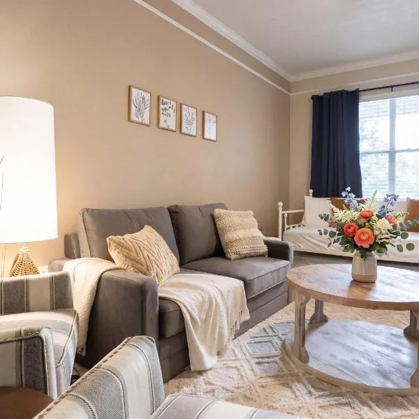 Stylish Sanctuary King Beds Upscale Condo, hotel i Gainesville