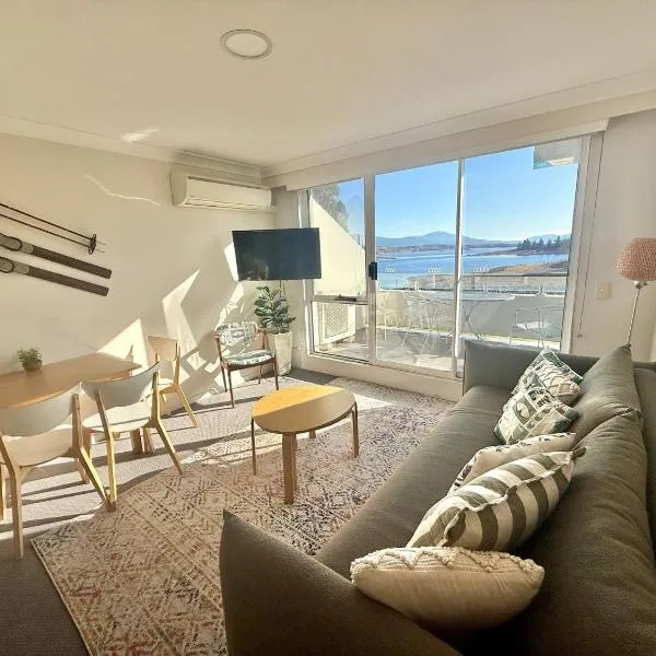 Horizons 216 - Deluxe Lake Front Studio l Pool l Tennis l Air-Con, Hotel in Jindabyne