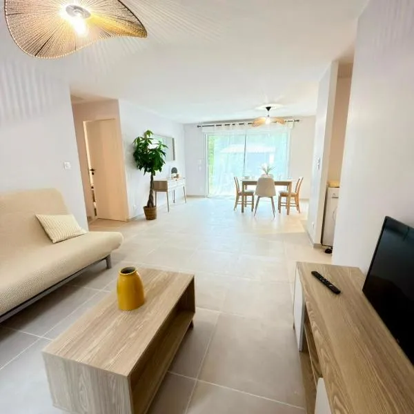 Maison 6 pers, Clim, Wi-Fi, petit jardin et parking privé, hotel Entraigues-sur-Sorgue-ban