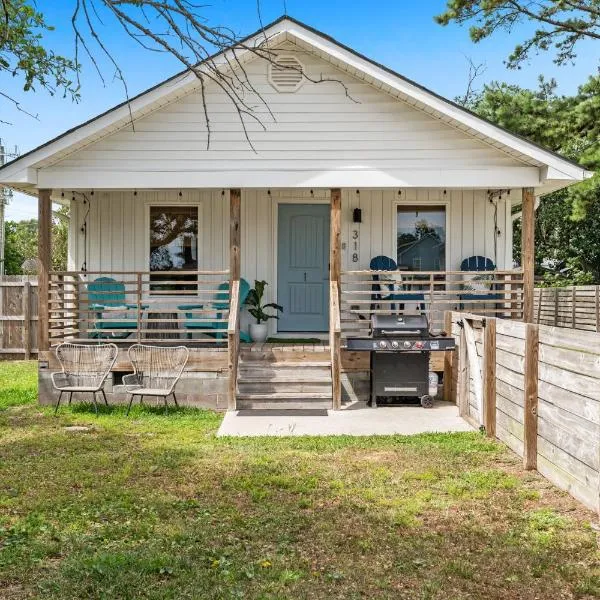 Twin Tides Beach House at Carolina Beach - Unit 1, hótel í Carolina Beach