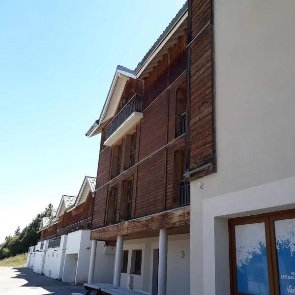 Féclaz au calme, une belle vue, piscine، فندق في Les Déserts