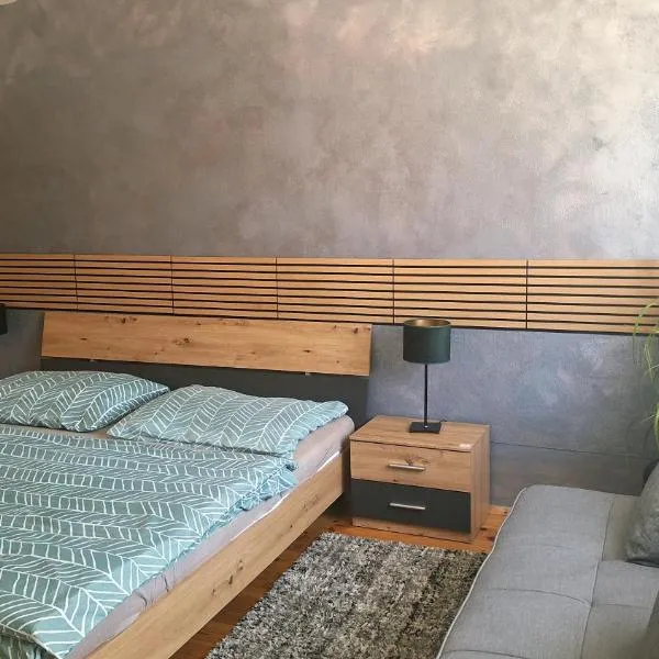 Apartmán CENTRAL, near the center, self check in 24 h, free parking، فندق في بانسكا بيستريتسا