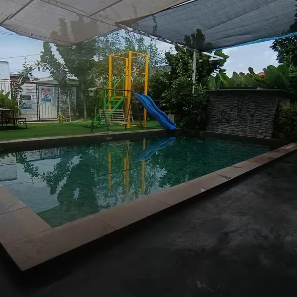 Afzie Villa Homestay Pantai Siring Melaka, hotel in Merlimau