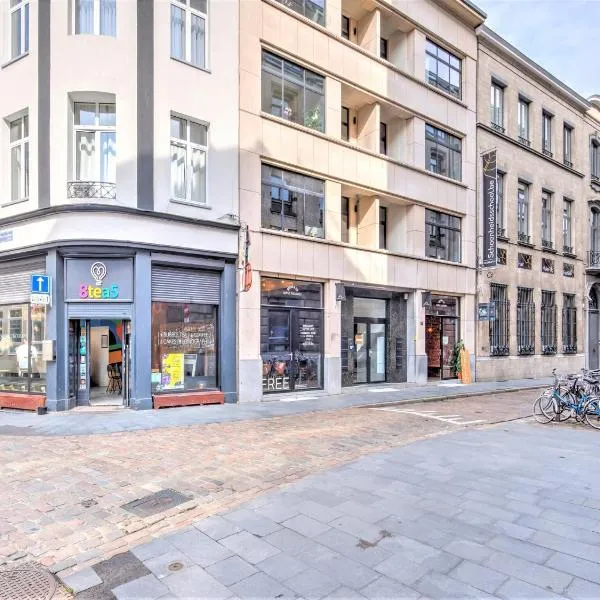 Family Retreat with Balcony in Meir: Anvers'te bir otel