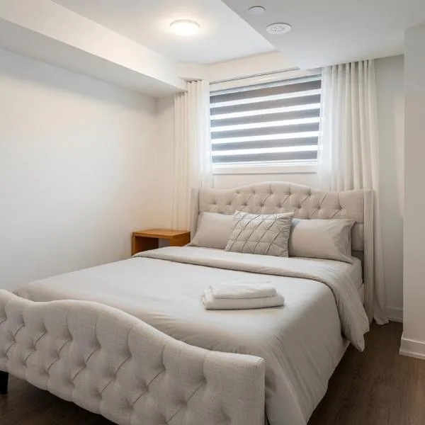 Private and cozy basement in prime location, מלון בטורונטו