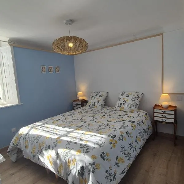 Petite maison avec jardin à Bagnoles de l'Orne، فندق في بانيول دو لون
