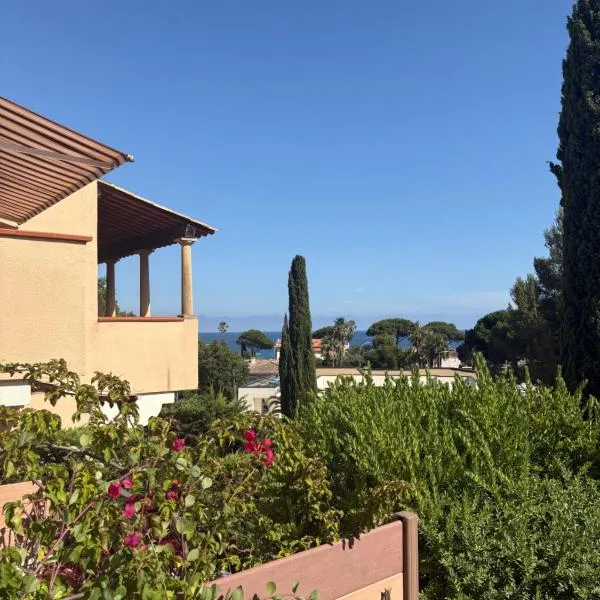 LA ROMAINE STUDIO CABINE CLIMATISE TERRASSE VUE MER 200m PLAGE, hotel in Cavalaire-sur-Mer