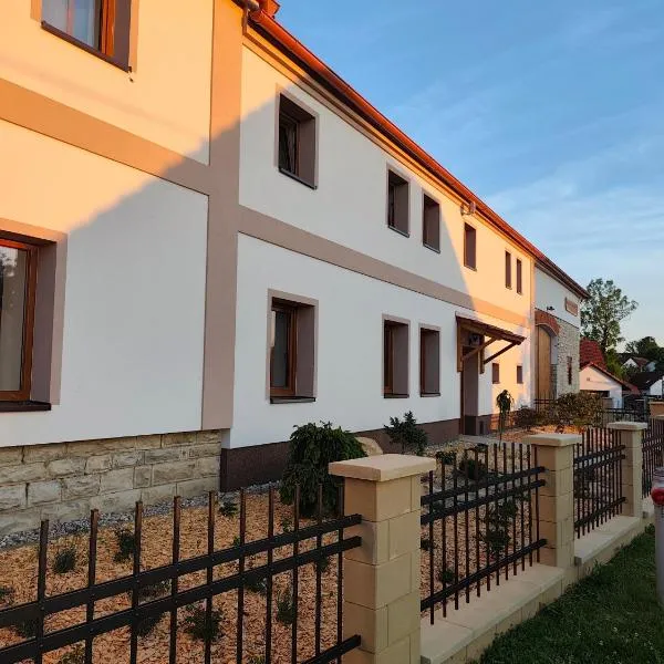 Statek u Juzů – hotel w mieście Dolní Újezd