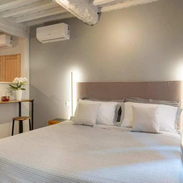 La Piccola Atene Atelier centro storico Pietrasanta، فندق في بيتراسانتا