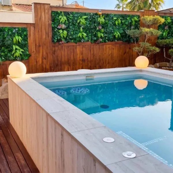 Sunny Villa with Private Pool in Calpe + Enclosed Garden, hotel v destinaci Calpe