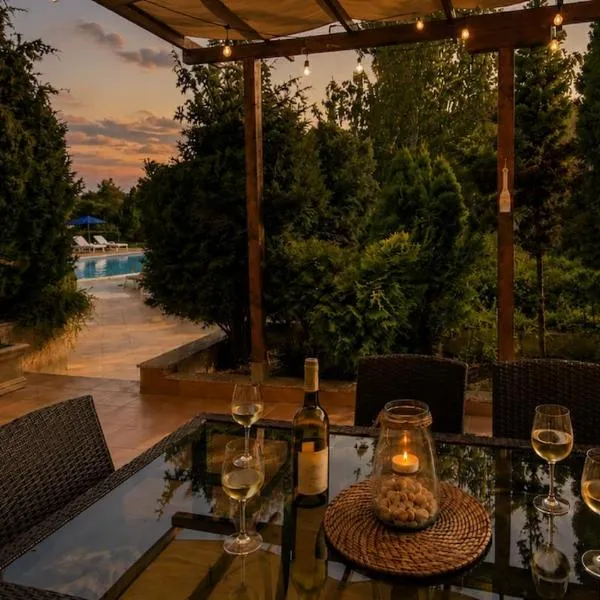 Paradise Corner Topola - Spacious 2BR Ground Floor apartment, hotelli kohteessa Topola