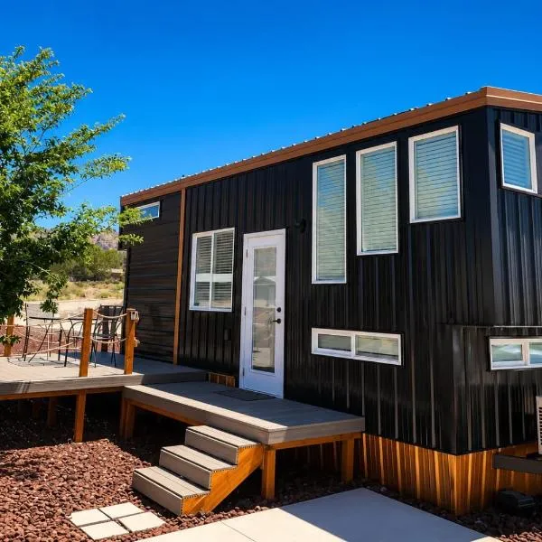 New modern & relaxing Tiny House w deck near ZION, hotel di Apple Valley