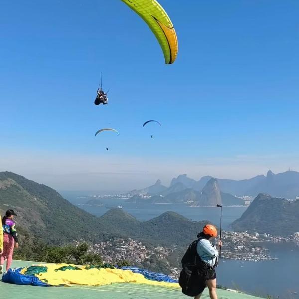 Voo de parapente em Niterói com vista pro RJ
