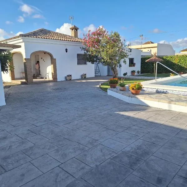 Chalet casa la adelfa، فندق في شيكلانا دي لا فرونتيرا
