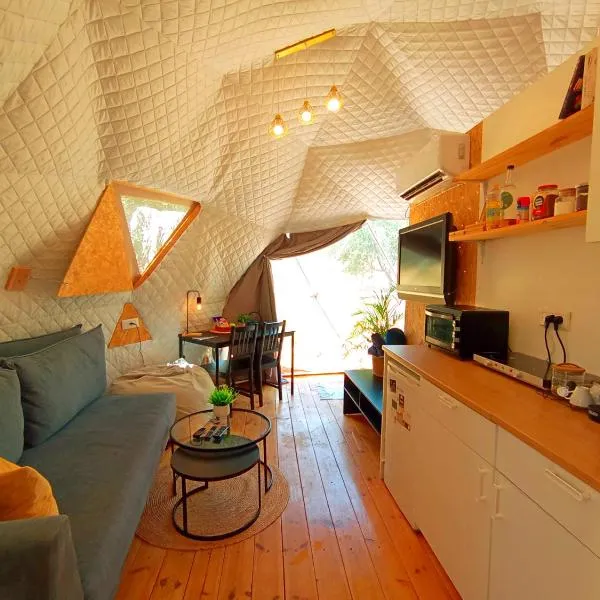 Olive Dome 2 - כיפה גיאודזית קטנה ומודרנית בין עצי הזית, hotel u gradu 'Yavneʼel'