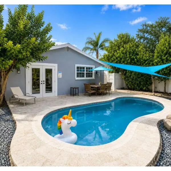 Hollywood 2BR Home Near Beach with Private Pool Sleeps 6 to 8 Perfect for Families and Pet Friendly, hotel di Hollywood
