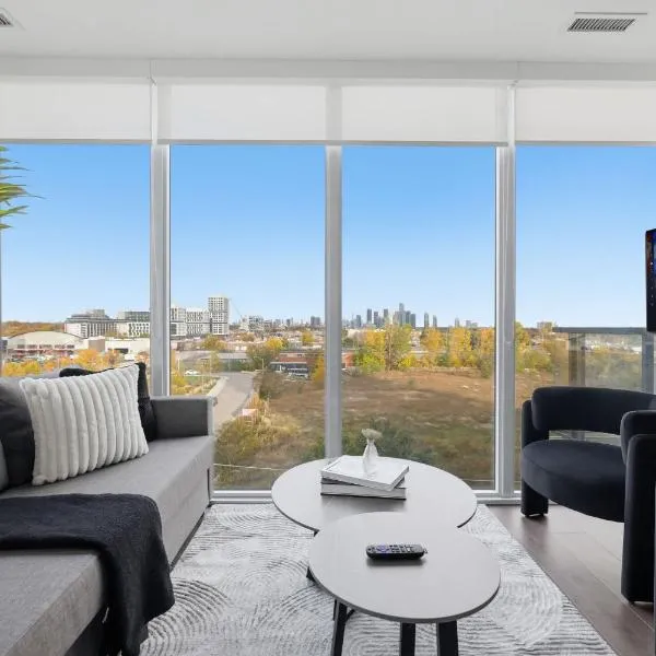 Modern 3BR Condo Sleeps 8 with Floor-to-Ceiling Views, hotell i Toronto