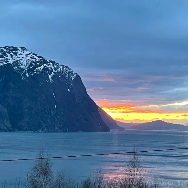 Scenic Sunsets Cozy Apt near Geiranger-Trollstigen-Ålesund, hotel in Dyrkorn