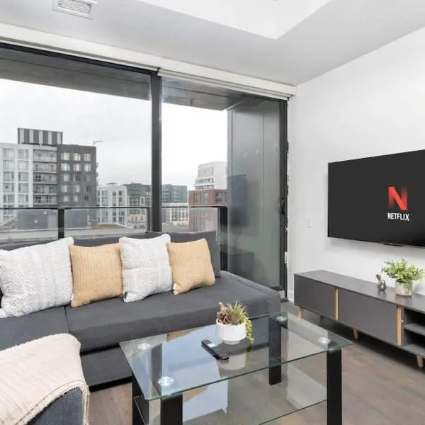 टोरंटो में, होटल Chic downtown condo with patio Stylish 1BR retreat