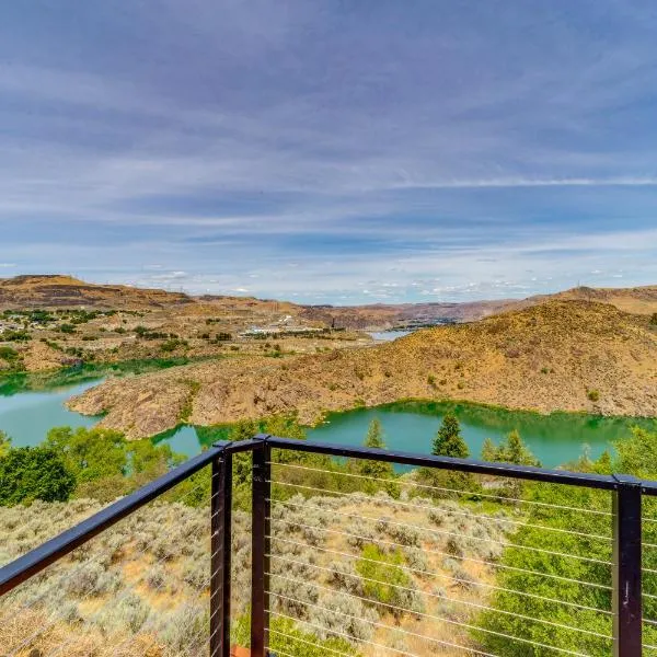 Cozy Grand Coulee Home w/ Deck & Views!, hotel i Grand Coulee