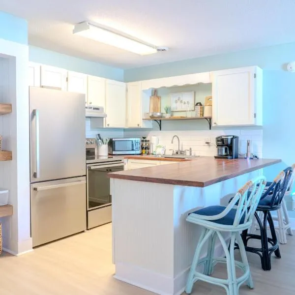 Beautifully Updated 1 Bedroom Condo-Golf Colony 19-D-Only 2 Miles To The Beach! – hotel w mieście Myrtle Beach