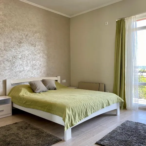 Салатовий ДІМ، فندق في تريسكوفيتس