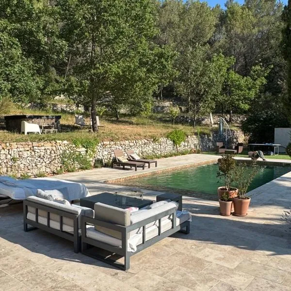 suite romantique jacuzzi & piscine privée en pleine forêt, hotel v destinácii Saint-Zacharie