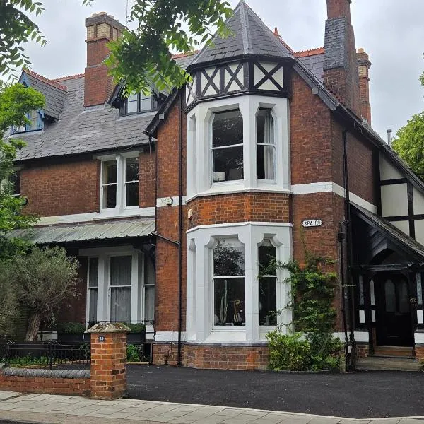 The Limes Apartments & Rooms inc 1 with Hot Tub, hotel a Gloucestershire