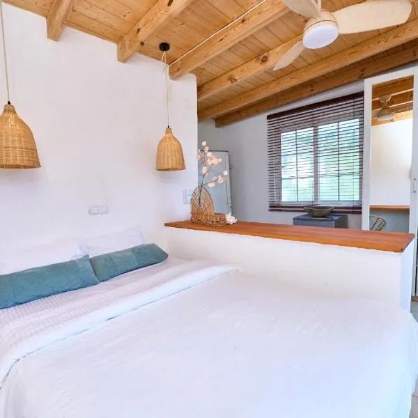 Billion Stars Studio, hotel in Thymonia Beach