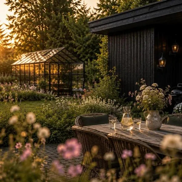 Cozy summer cottage with orangery close to Heatherhill and Beach, hotel in Vejby