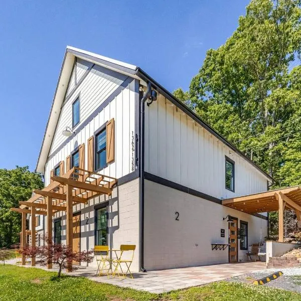 Luxury Barndo 2AS EuropeStyle Farm Stay Fresh Eggs, hotel di Jefferson City