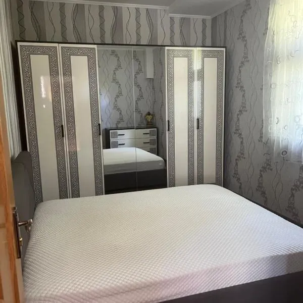 Двокімнатна квартира, hotel in Chernivtsi