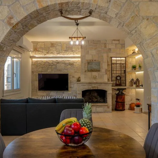 Casa Di Tzaki Stone House with Fireplace, Garden & BBQ, hotel em Heraclião