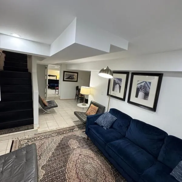 COMFY Basement Home 2 Bdrm1Den 3Queen Beds, hotel in Washington, D.C.