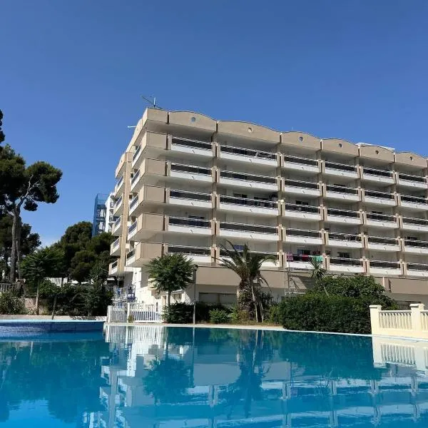 Cozy Apartment with Pool at 5 Min to Beach, hotel u gradu 'Salou'