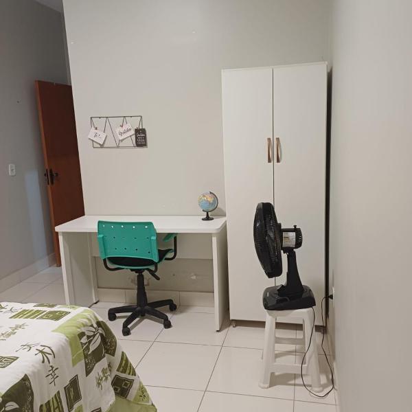 Casa com varanda, garagem e cozinha completa - Foto 3