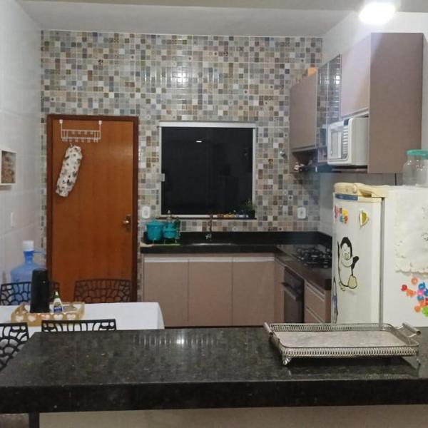 Casa com varanda, garagem e cozinha completa - Foto 5