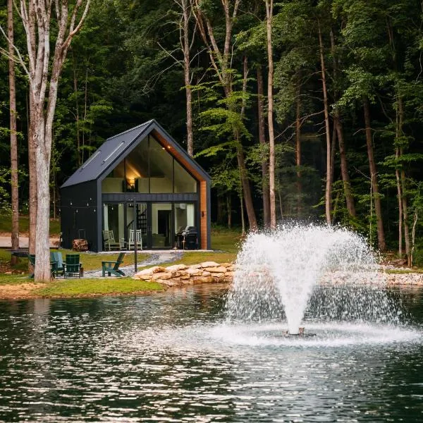 Lakefront Cabin with Hot Tub, Cold Plunge, Sauna, hotel u gradu 'Shoals'