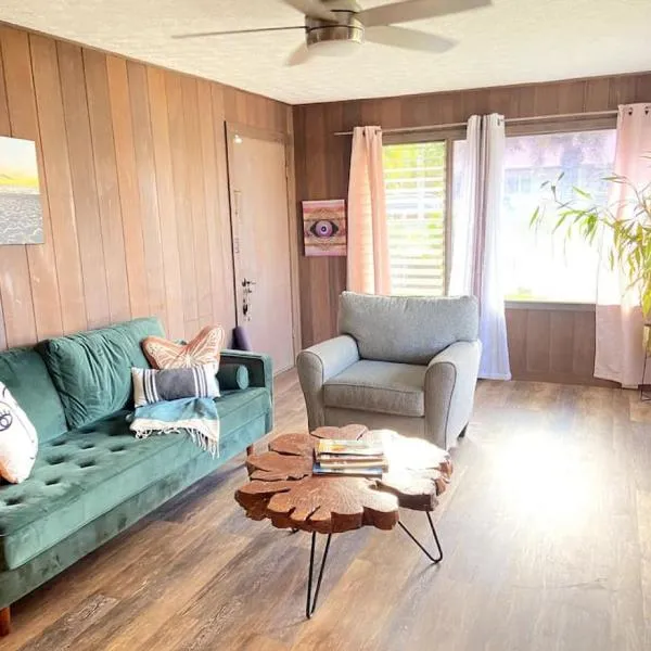 THE HILO HOMEBASE - Charming 3 Bedroom Hilo Home, with AC! – hotel w mieście Hilo